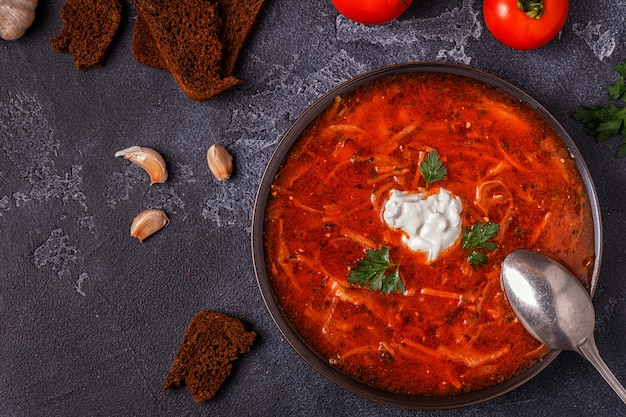 Zuppa rossa con verdure e prezzemolo