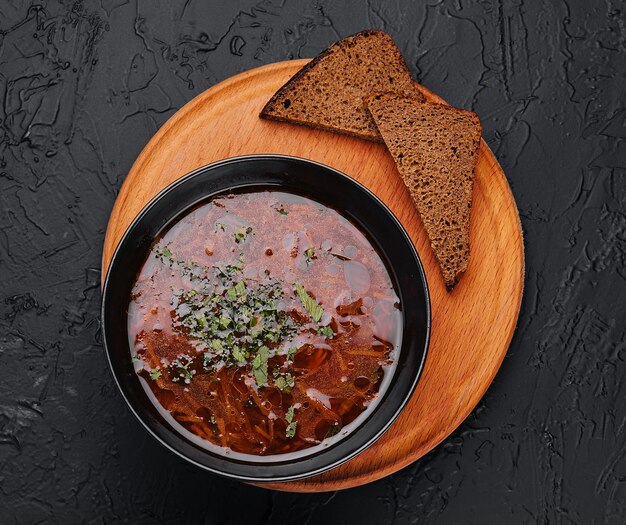 Zuppa rossa ucraina tradizionale borsch con fette di pane