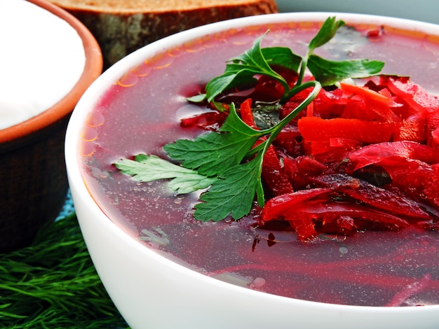 Zuppa rossa vegetariana con verdure