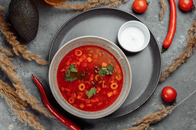 Zuppa russa tradizionale di Solyanka o saltwort Foto di messa a fuoco selettiva per il cibo tradizionale del menu