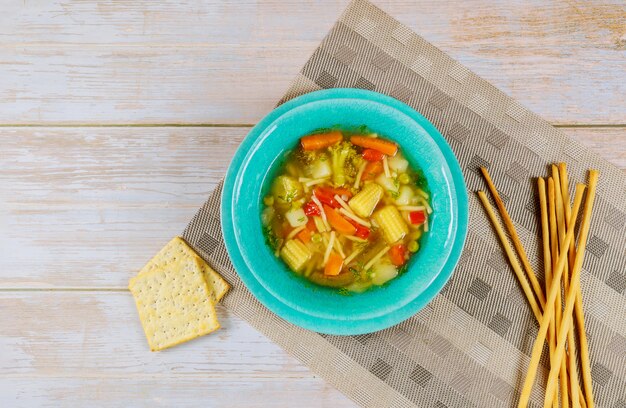 Zuppa sana con tagliatelle, verdure e grissini italiani.