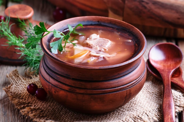 Zuppa Shchi fatta di carne di crauti e pomodoro vecchio fondo di legno fuoco selettivo