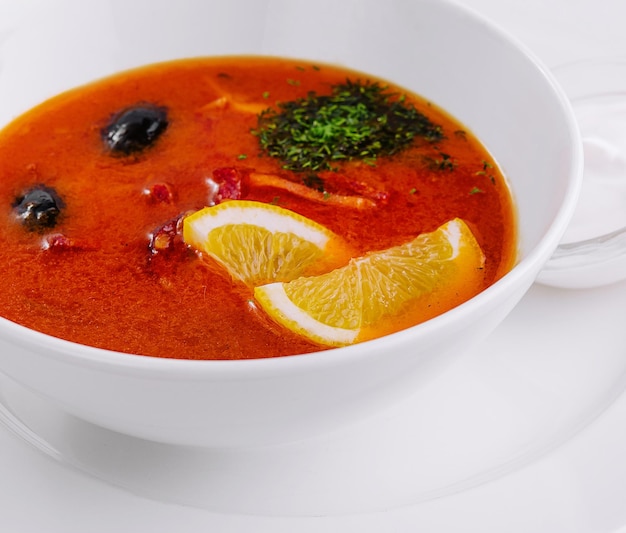 zuppa solyanka da vicino in una ciotola