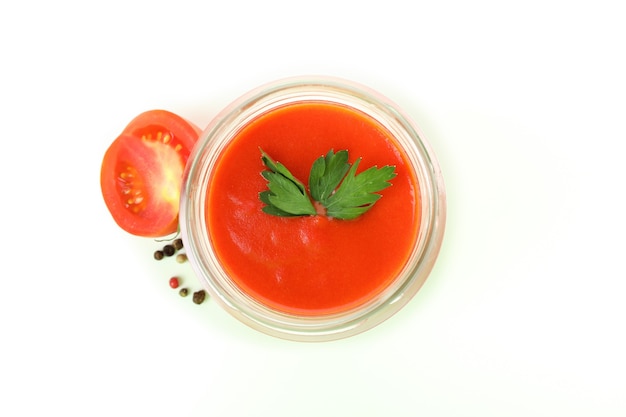 Zuppa spagnola Gazpacho isolato su sfondo bianco