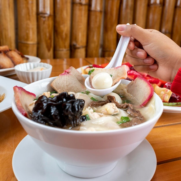 zuppa speciale di wantan, con carne di maiale e verdure. cibo cinese peruviano