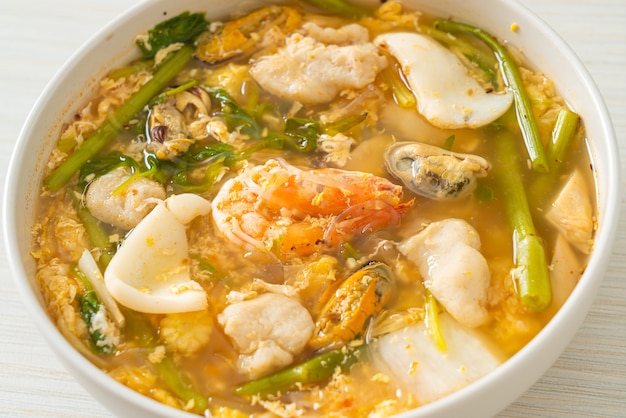 Zuppa Sukiyaki con ciotola di frutti di mare - Cucina asiatica food