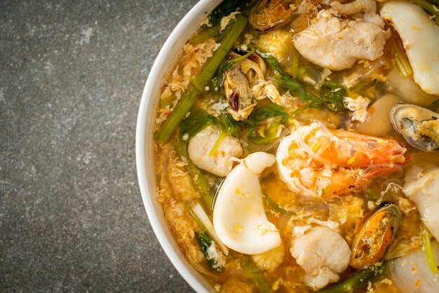 Zuppa Sukiyaki con ciotola di frutti di mare - Cucina asiatica