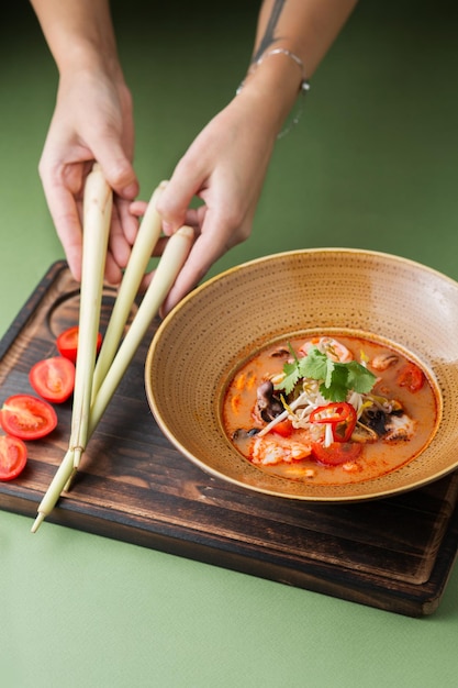 Zuppa tailandese con frutti di mare Tom yam con gamberi e polpo Cucina asiatica Cibo esotico e tropicale