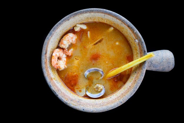 Zuppa tom yum con pomodoro e cozze vista dall'alto