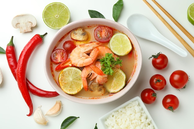 Zuppa Tom yum e ingredienti su sfondo bianco