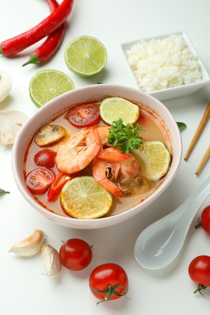 Zuppa Tom yum e ingredienti su sfondo bianco