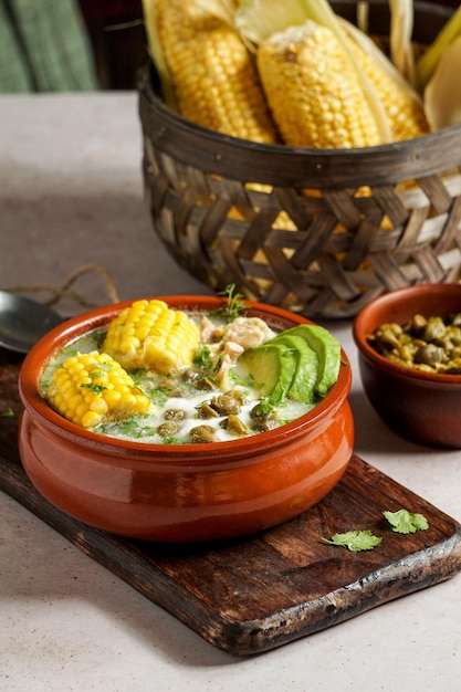 Zuppa tradizionale colombiana Ajiaco con pollo e patate avocado comune in Colombia Cuba e Perù America Latina