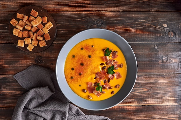 Zuppa tradizionale di crema di zucca con carote cipolle zenzero aglio latte di cocco semi aggiunti