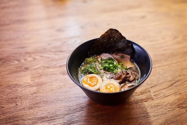 Zuppa tradizionale giapponese ramen, noodles, chiken a fette, uova. Avvicinamento.