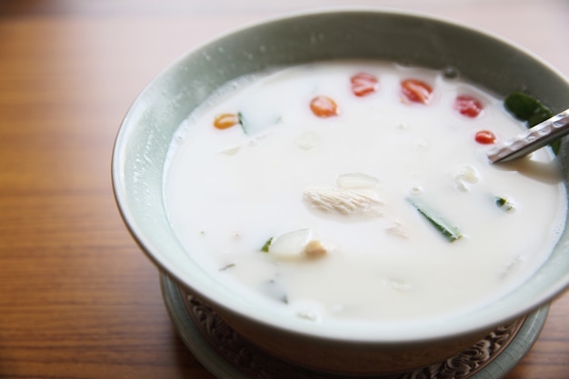 Zuppa tradizionale tailandese Tom Kha Gai - latte di cocco con pollo