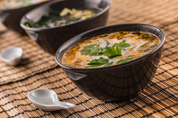 Zuppa tradizionale tailandese Tom Yum con gamberi e latte di cocco.