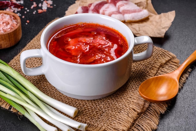 Zuppa tradizionale ucraina Borscht a base di barbabietola, pomodoro, cavolo, carota e manzo