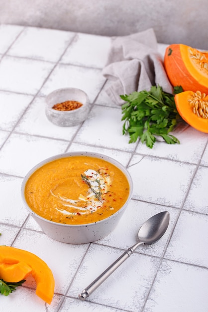 Zuppa tradizionale vegetariana di crema di zucca