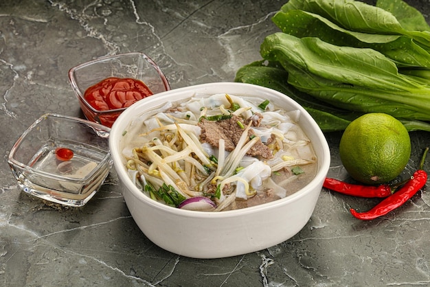 Zuppa tradizionale vietnamita Pho Bo con carne di manzo