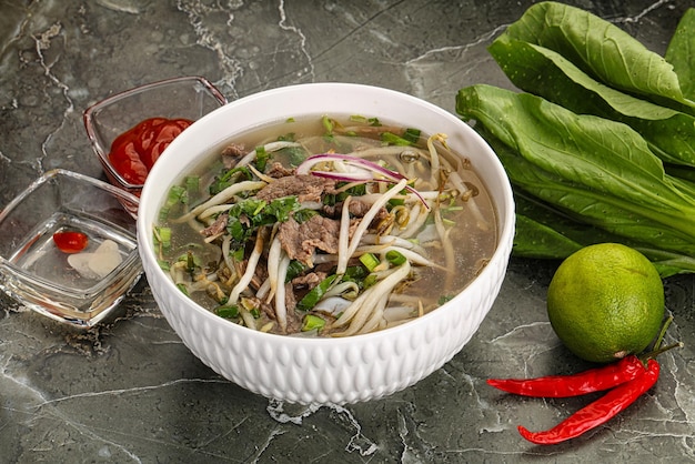 Zuppa tradizionale vietnamita Pho Bo con carne di manzo