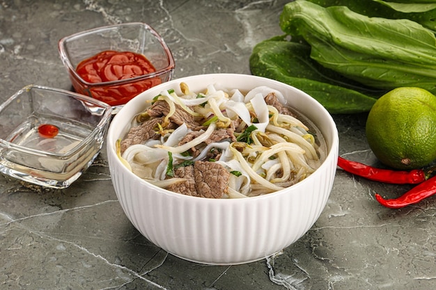 Zuppa tradizionale vietnamita Pho Bo con manzo