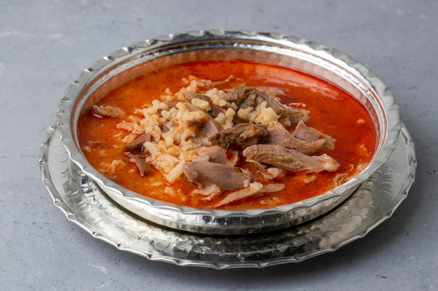 Zuppa turca Beyran con carne di agnello Riso Aglio tritato e salsa di aceto Cibo biologico tradizionale Zuppa tradizionale di Gaziantep Turchia Nome turco Beyran corbasi