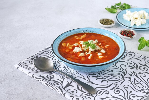 Zuppa vegetariana con fagioli bianchi e verdure su sfondo chiaro spazio copia