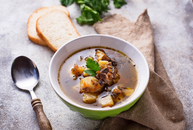 Zuppa vegetariana con funghi e verdure