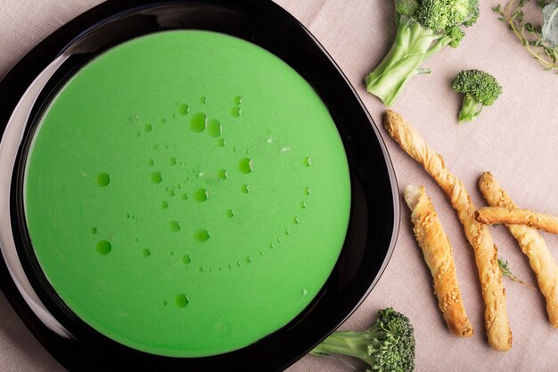 Zuppa vegetariana di broccoli verdi