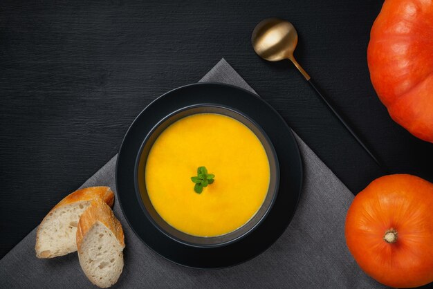 Zuppa vegetariana di crema di zucca autunnale con semi Vista dall'alto con spazio per la copia