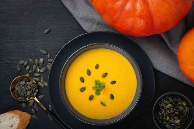 Zuppa vegetariana di crema di zucca autunnale con semi Vista dall'alto con spazio per la copia