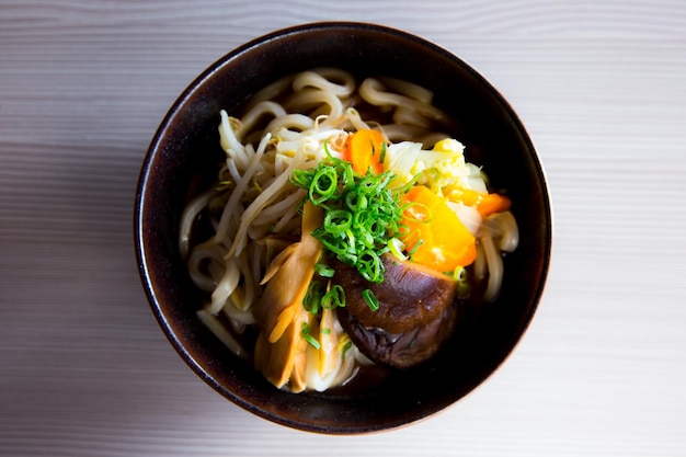 Zuppa vegetariana di ramen. Ricetta tradizionale giapponese.