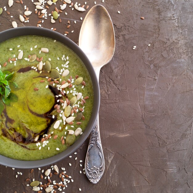 Zuppa vegetariana di verdure verdi su uno sfondo scuro.