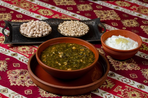 Zuppa verde con l'aggiunta di varie erbe e piselli