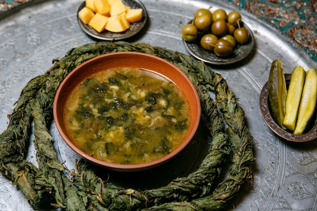 Zuppa verde con l'aggiunta di varie erbe e piselli