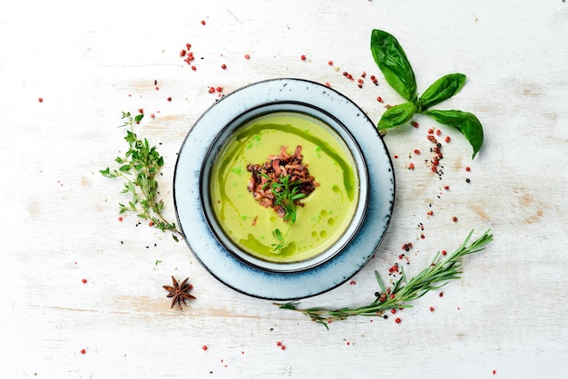 Zuppa verde con pancetta. Zuppa di broccoli, spinaci e piselli. Vista dall'alto. Stile rustico.