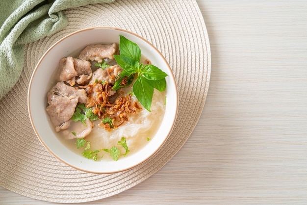 Zuppa vietnamita Pho Bo con carne di maiale e spaghetti di riso - stile alimentare vietnamita