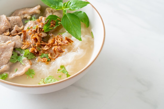 Zuppa vietnamita Pho Bo con carne di maiale e spaghetti di riso