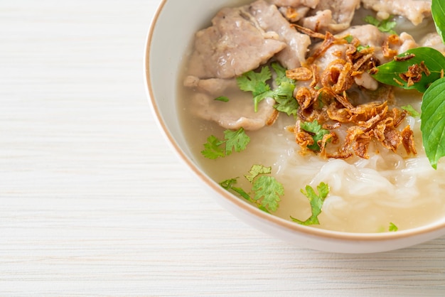 Zuppa vietnamita Pho Bo con carne di maiale e spaghetti di riso