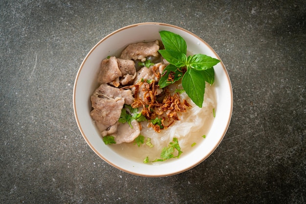 Zuppa vietnamita Pho Bo con carne di maiale e spaghetti di riso