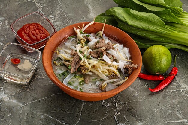 Zuppa vietnamita Pho Bo con manzo