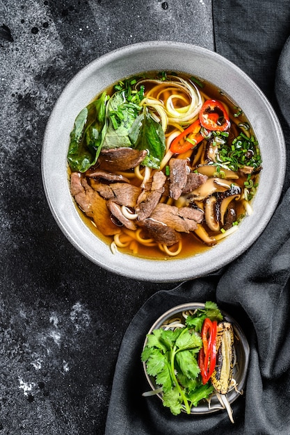 Zuppa vietnamita tradizionale Pho bo con brodo di tagliatelle di riso a base di erbe