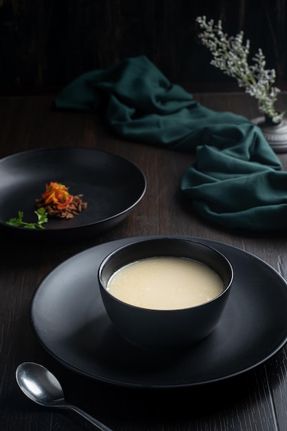 Zuppa Yakhni Shorba servita in una ciotola isolata su sfondo scuro vista laterale cibo
