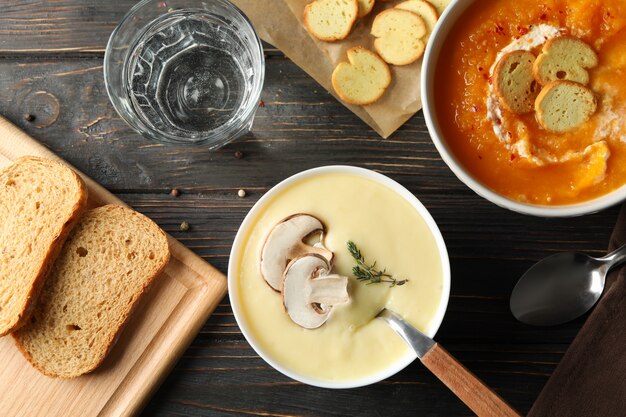 Zuppe di crema di funghi e zucca su legno, vista dall'alto