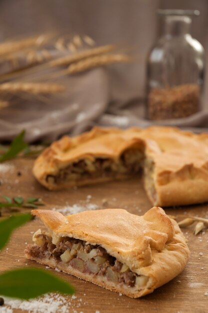 Zur balish-una torta tradizionale tartara con carne tritata e patate