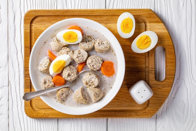 Zurek polacco zuppa di segale su un fondo di legno bianco