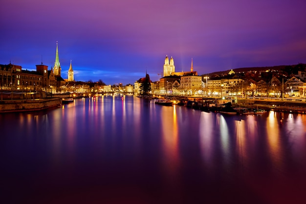 Zurigo skyline e il fiume Limmat di notte