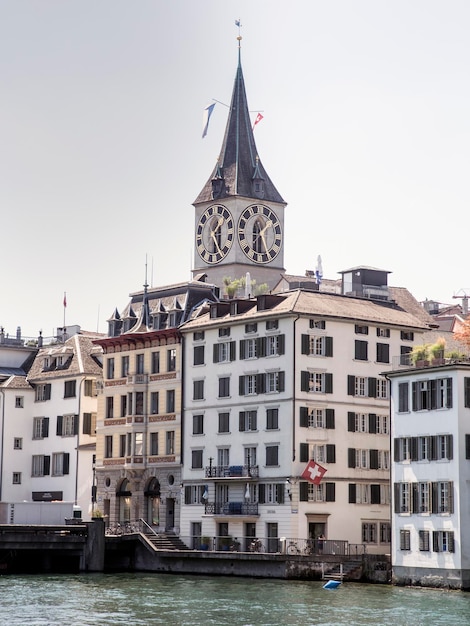 Zurigo Svizzera 1 agosto 2019 Paesaggio urbano di Zurigo e fiume Limmat di giorno con cielo blu Svizzera