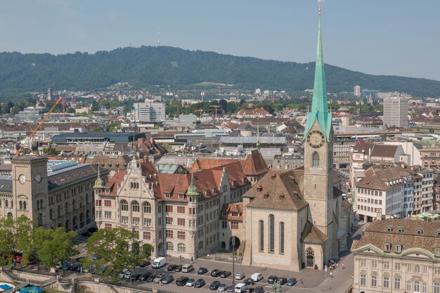 Zurigo, Svizzera - 19 giugno 2017: Vista aerea del centro storico di Zurigo e del fiume Limmat dalla Chiesa di Grossmunster, Svizzera. Paesaggio estivo