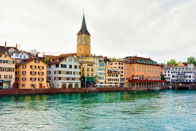 Zurigo, Svizzera - 2 settembre 2016: Chiesa di San Pietro al molo del fiume Limmat nel centro di Zurigo, Svizzera. Persone sullo sfondo